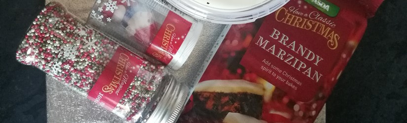 Christmas cake decorating